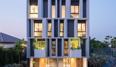 خانه در شهر با باغ و نمای بتنی