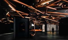 طراحی متفاوت سینما با لوله های مسی روکار طراحی متفاوت سینما با لوله های مسی روکار