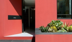 خانه ای با نمای صورتی رنگ، استخری در بام و باغ عمودی خانه ای با نمای صورتی رنگ، استخری در بام و باغ عمودی