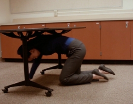 اقدامات لازم حین وقوع زلزله -پارت 1: اگر یک میز در نزدیکی شما قرار دارد (ترجمه و دوبله اختصاصی موسسه 808) اقدامات لازم حین وقوع زلزله -پارت 1: اگر یک میز در نزدیکی شما قرار دارد (ترجمه و دوبله اختصاصی موسسه 808)