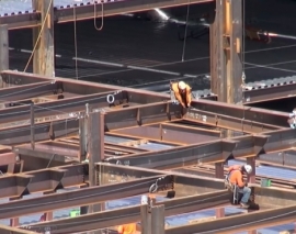 مراحل تیر ریزی و نصب شاه تیر ها و تیرهای فرعی در اسکلت فلزی مراحل تیر ریزی و نصب شاه تیر ها و تیرهای فرعی در اسکلت فلزی