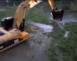 ماهیگیری با بیل مکانیکی در رودخانه ماهیگیری با بیل مکانیکی در رودخانه