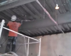 اسپری کردن لایه مقاوم در برابر حریق در زیر سقف عرشه فولادی اسپری کردن لایه مقاوم در برابر حریق در زیر سقف عرشه فولادی