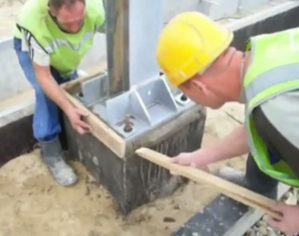 قالب برداری ستون گروت ریزی شده و برداشتن گروت اضافه از روی کار قالب برداری ستون گروت ریزی شده و برداشتن گروت اضافه از روی کار