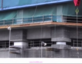 نمای بیرون یک ساختمان جداسازی شده لرزه ای با جداساز لاستیکی سربی همراه با سقف پس کشیده زیرین تراز جداساز لرزه ای