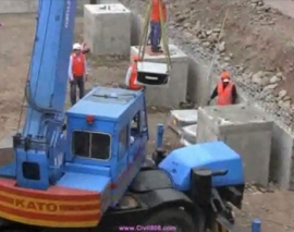 نصب جداساز لرزه ای لاستیکی سربی بر روی ستون های (پدستال) بتنی در ایتالیا نصب جداساز لرزه ای لاستیکی سربی بر روی ستون های (پدستال) بتنی در ایتالیا