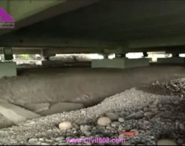 آزمایش میز لرزان جداساز لرزه ای در آزمایشگاه سان دیگو آمریکا و نمایی از زیر زمین یک ساختمان 2 طبقه جداسازی شده آزمایش میز لرزان جداساز لرزه ای در آزمایشگاه سان دیگو آمریکا و نمایی از زیر زمین یک ساختمان 2 طبقه جداسازی شده