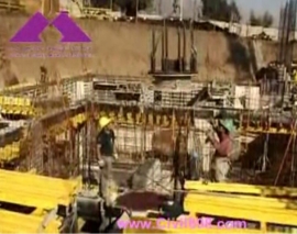 مراحل قالب بندی، شابلون گذاری و قراردهی و بستن پیچ های جداساز لرزه ای در یک بیمارستان در حال ساخت مراحل قالب بندی، شابلون گذاری و قراردهی و بستن پیچ های جداساز لرزه ای در یک بیمارستان در حال ساخت