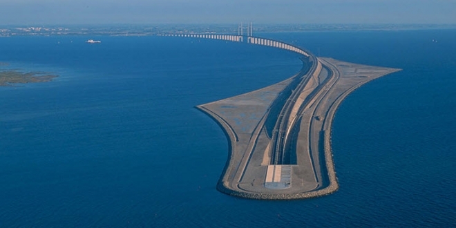 این پل شگفت‌انگیز در ادامه مسیرش به یک تونل زیرآبی تبدیل می‌شود تا دانمارک و سوئد را به هم متصل می‌کند