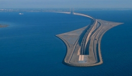 این پل شگفت‌انگیز در ادامه مسیرش به یک تونل زیرآبی تبدیل می‌شود تا دانمارک و سوئد را به هم متصل می‌کند